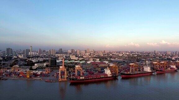 鸟瞰图工业港口与集装箱船曼谷泰国
