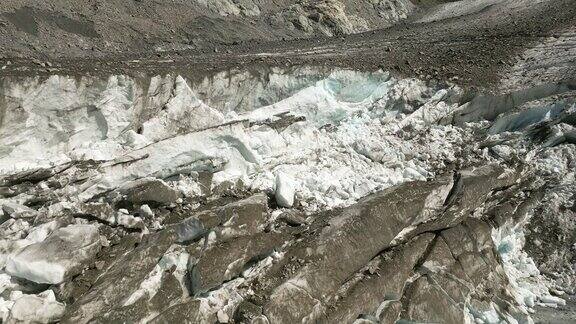 无人机俯瞰冰柱周围环绕着粗糙的岩石山景观