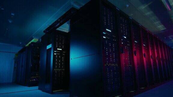 多排全运营服务器机架的霓虹黑暗数据中心移动数据拍摄现代电信概念云计算人工智能数据库超级计算机