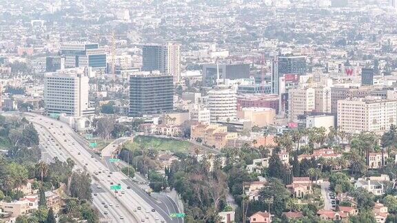 延时鸟瞰洛杉矶建筑和高速公路到市中心日落