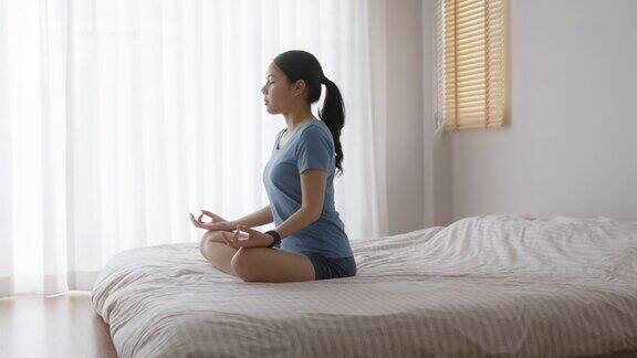 亚洲人早起健康生活平衡的好处瑜伽姿势在床上