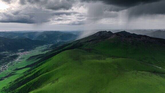 川西山区草地上飘动着雨带