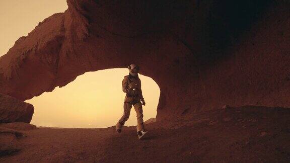 探索火星表面的女宇航员生锈的岩石