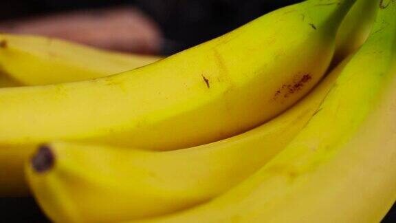 桌子上有一根新鲜的香蕉