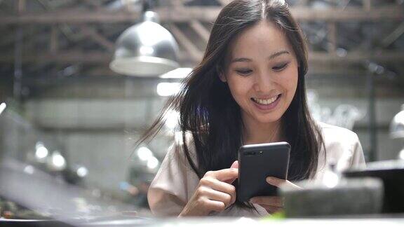智能手机女孩用手机上的应用程序喝咖啡在咖啡馆微笑美丽的多元文化年轻随意女性专业手机