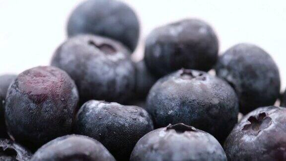 特写新鲜的蓝色浆果和水滴