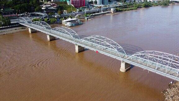 鸟瞰美丽的兰州河面上的公路桥