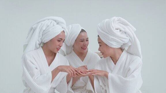 一群穿着浴袍的亚洲美女玩得很开心