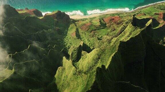 鸟瞰图飞过丛林山峰纳帕里海岸考艾岛