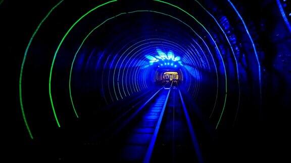 外滩观光隧道的穿梭列车中国上海的地铁列车黄浦江下的灯光隧道是上海五大旅游景点之一
