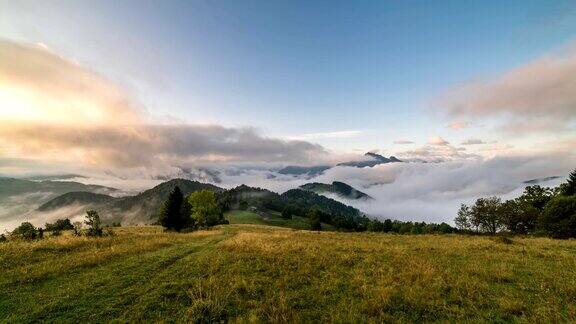 神奇的雾蒙蒙的早晨云彩在美丽的风景在日出的秋天山脉时间流逝间隔拍摄