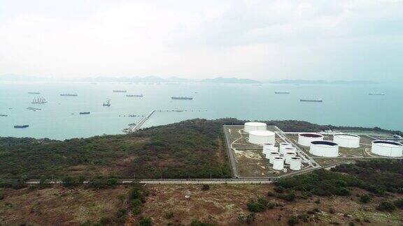 在沿海岛屿的背景下炼油厂的石油和加油站的天然气是通过货船运输的