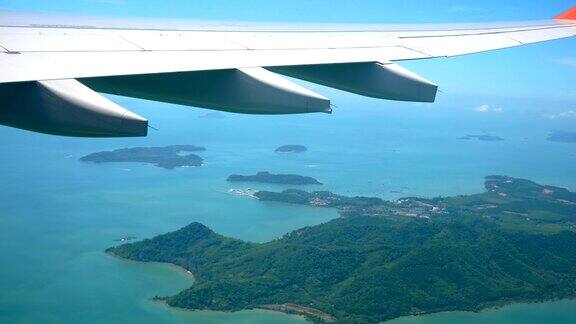 从从热带岛屿起飞的飞机的窗口观看