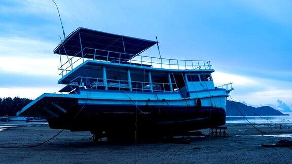 在泰国普吉岛美丽的日出或日落的安达曼海海滩上沉船的时间流逝