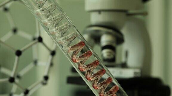 过期的玻璃螺旋管内有液体红色液体流过实验室设备中的螺旋管