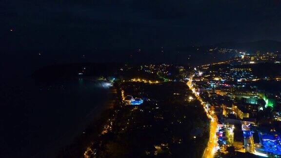 夜晚灯火通明的普吉岛海滩交通道路空中全景4k时间推移泰国