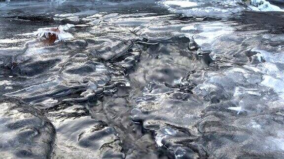 冬季小溪的自然冰形成冰雕冰柱冰层小溪自然奇观4K