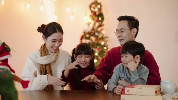 亚洲家庭圣诞节活动