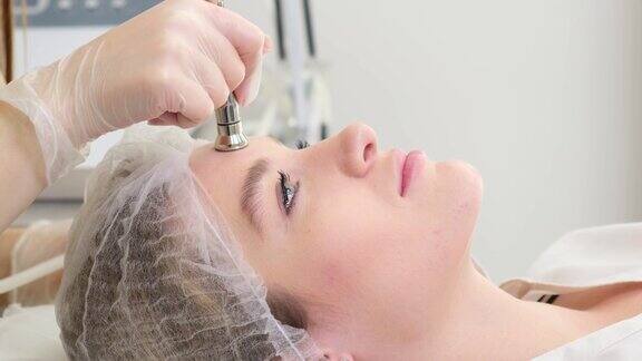 在美容师诊所进行的面部皮肤复原美容手术超声波清洗