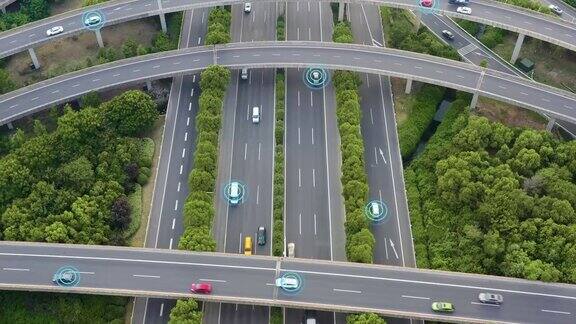 自动驾驶与移动的汽车的道路交叉口鸟瞰图