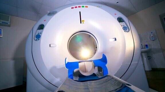 一台带空床的现代CT扫描仪