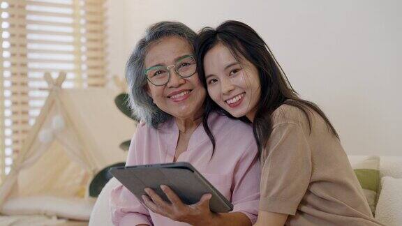 奶奶和孙女在舒适的家里开心地笑着