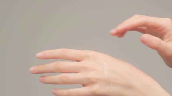 女人的手涂面霜来滋润皮肤美丽的娇嫩的肌肤手和身体护理