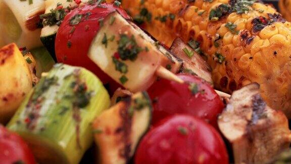 健康的烤蔬菜放在户外木桌上的盘子里