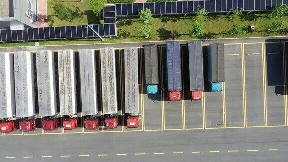 屋顶太阳能板和卡车停车场在工业区