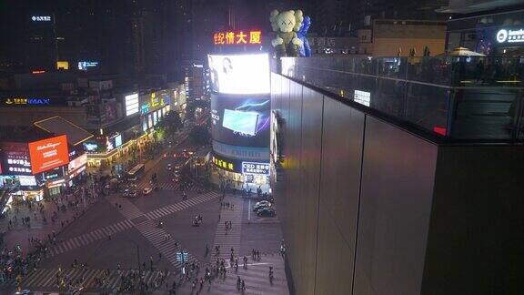 夜间时间长沙市区著名商场屋顶雕塑交通街道人行横道全景4k中国