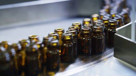 某制药厂自动流水线玻璃瓶药品生产近景