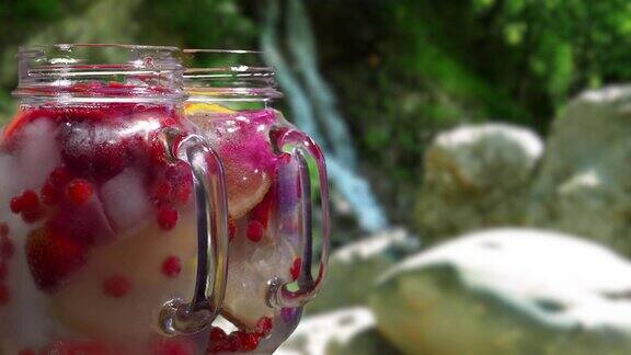 瀑布背景上的水果饮料