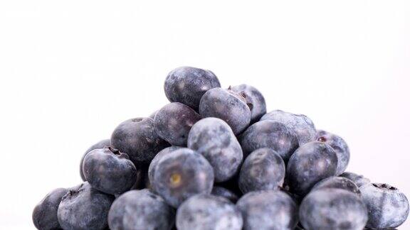 白色背景上的新鲜蓝莓