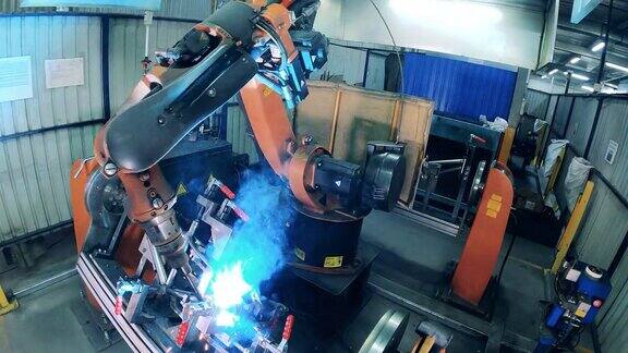 工厂机构正在快速焊接自行车金属零件