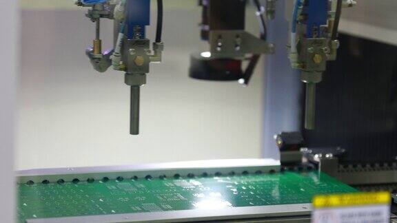 用自动机械臂组装的印刷电路板