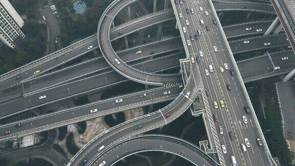 鸟瞰图复杂的天桥和繁忙的交通