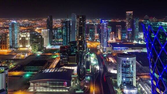 夜晚照亮多哈城市交通街道市中心屋顶全景4k时间流逝卡塔尔