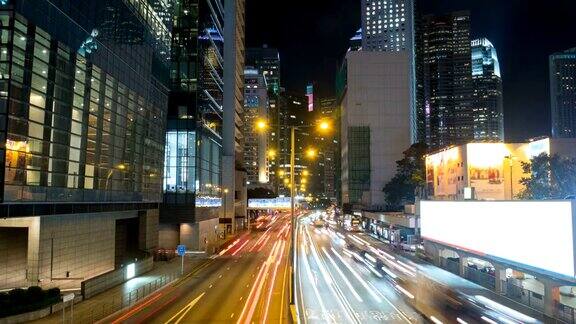 城市交通在城市的夜空中闪烁着灯光时光流逝