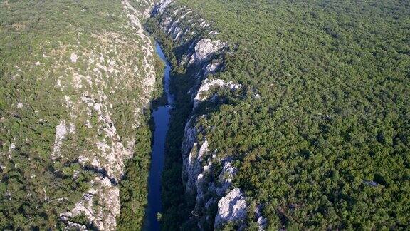 克罗地亚的塞蒂纳河峡谷