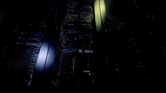 数据中心中的网络服务器黑暗的服务器机房