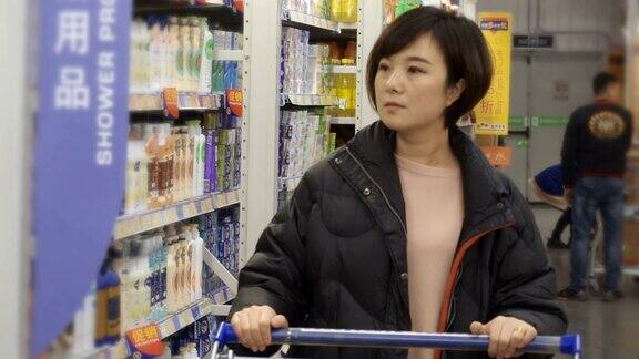 在超市购物的女人