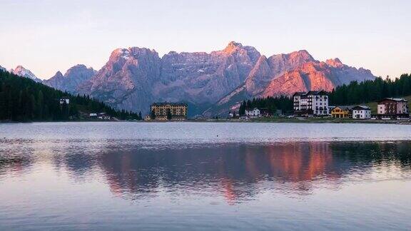 缩小日落在山上和反射湖米苏里纳湖南蒂罗尔意大利欧洲阿尔卑斯山山