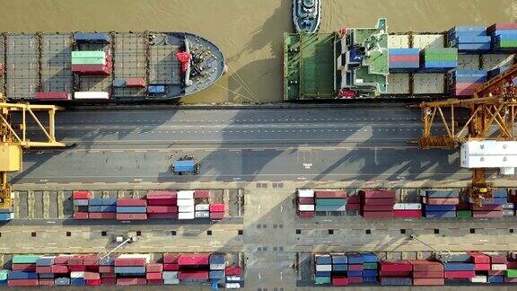 4K鸟瞰图工业港口与集装箱船