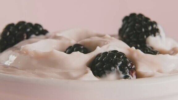 黑莓和酸奶的特写