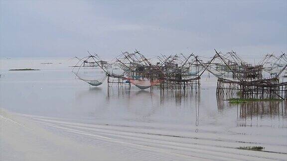在Pakpra运河渔民们拿着日出的渔网