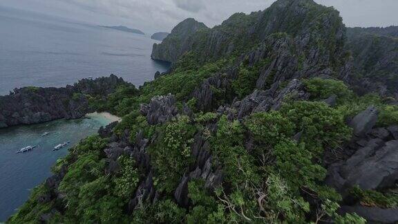 野岛岩层山脊与热带绿色植物在海上景观海洋海湾鸟瞰图
