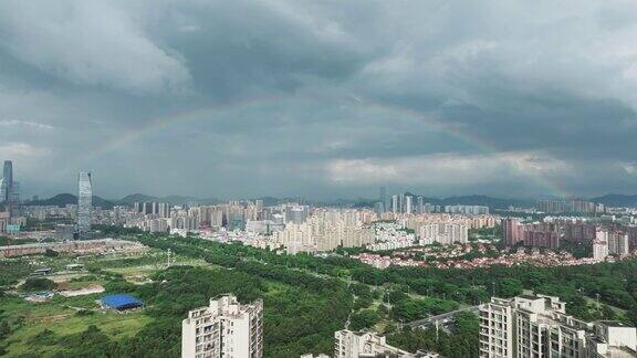 下雨天城市上空出现了彩虹