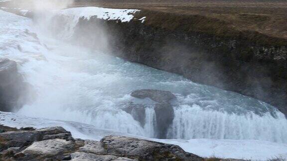 淘金镜头:冰岛冬季的金色瀑布