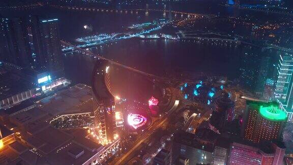 夜间灯光澳门城湾著名的市中心酒店航拍全景4k中国