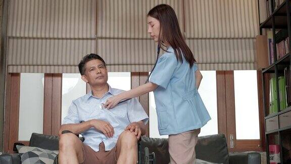 亚洲女医生在私人家庭为残疾老人检查健康